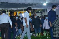 Allu Arjun Pays Last Respcets to Sirivennela Sitaramasastri